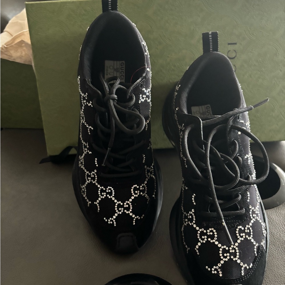 Authentic / practically brand new size 7 Gucci sneaker/ (final price)